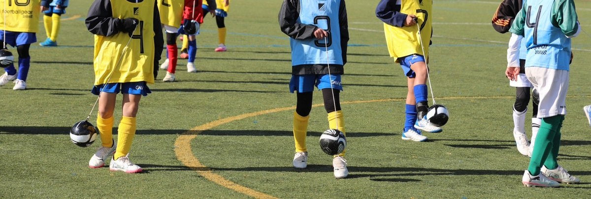 チーム練習で、子どもたちが一人一台のタイガーショットを使っている様子